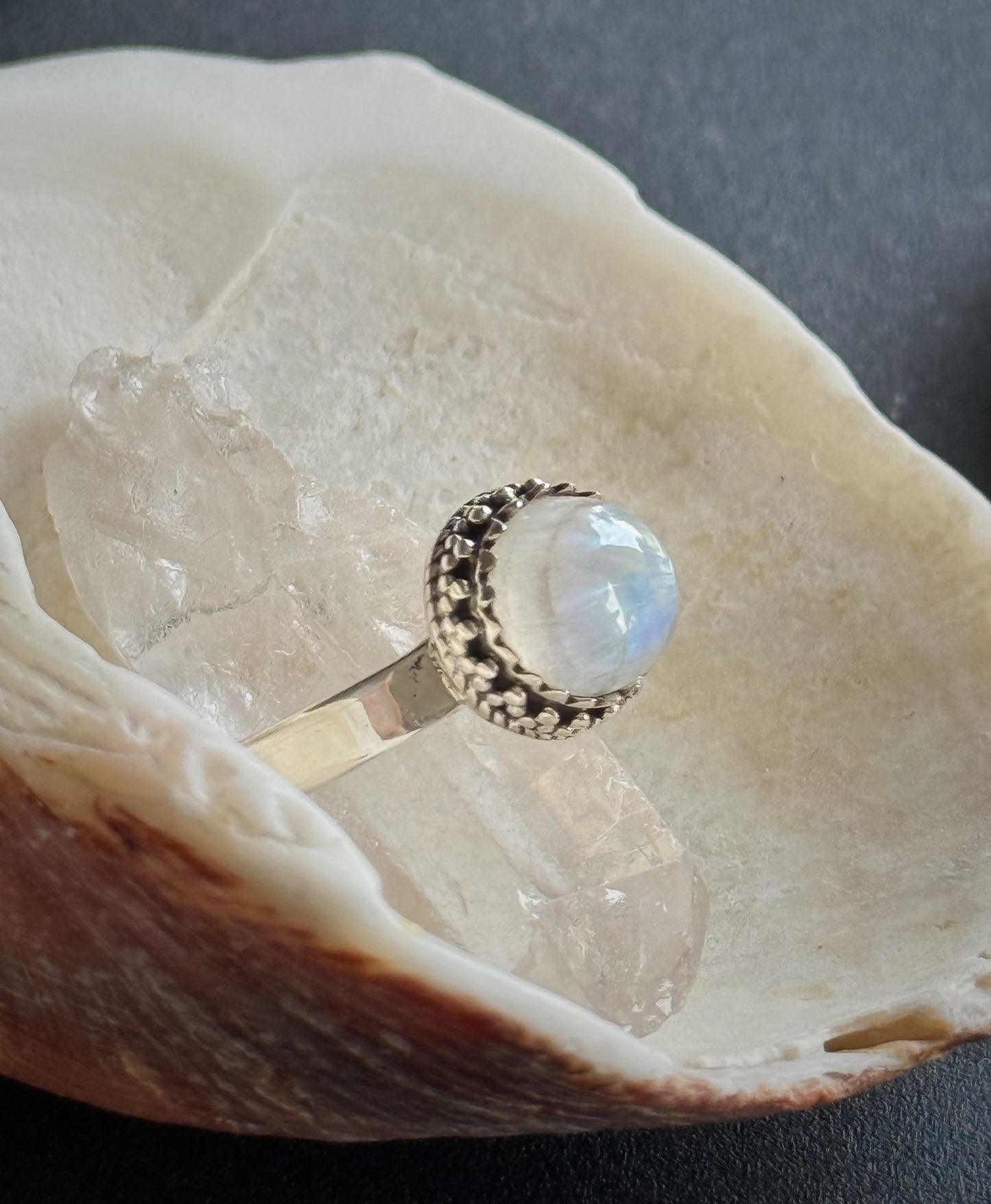 Sidabrinis žiedas su mėnulio akmeniu