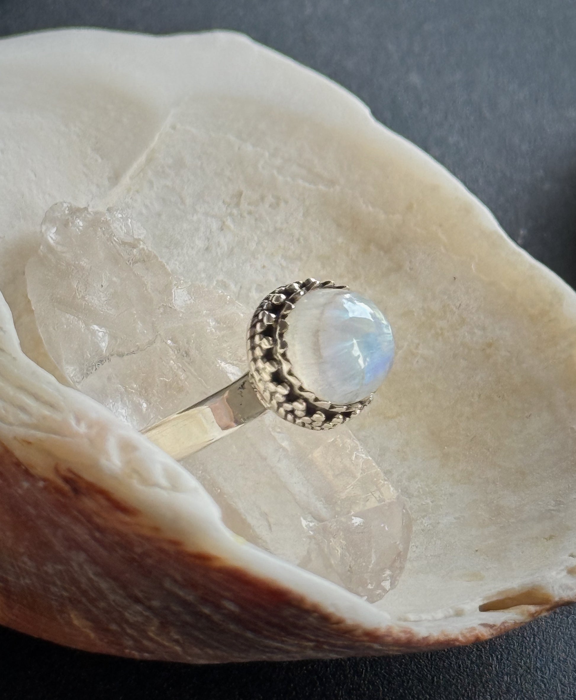 Sidabrinis žiedas su mėnulio akmeniu