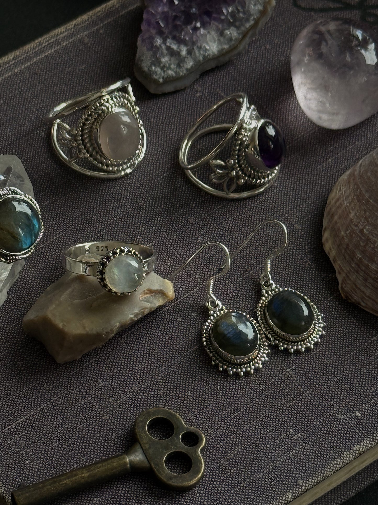 Sidabrinis žiedas su mėnulio akmeniu