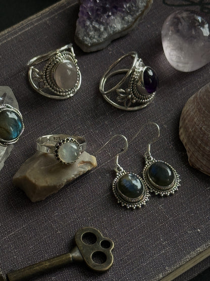 Sidabrinis žiedas su mėnulio akmeniu