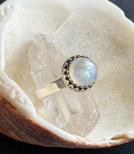 Sidabrinis žiedas su mėnulio akmeniu