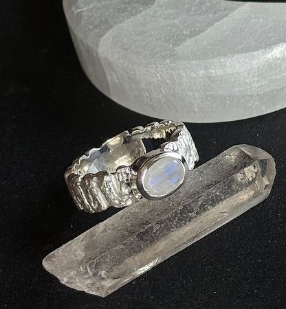 Sidabrinis žiedas su mėnulio akmeniu
