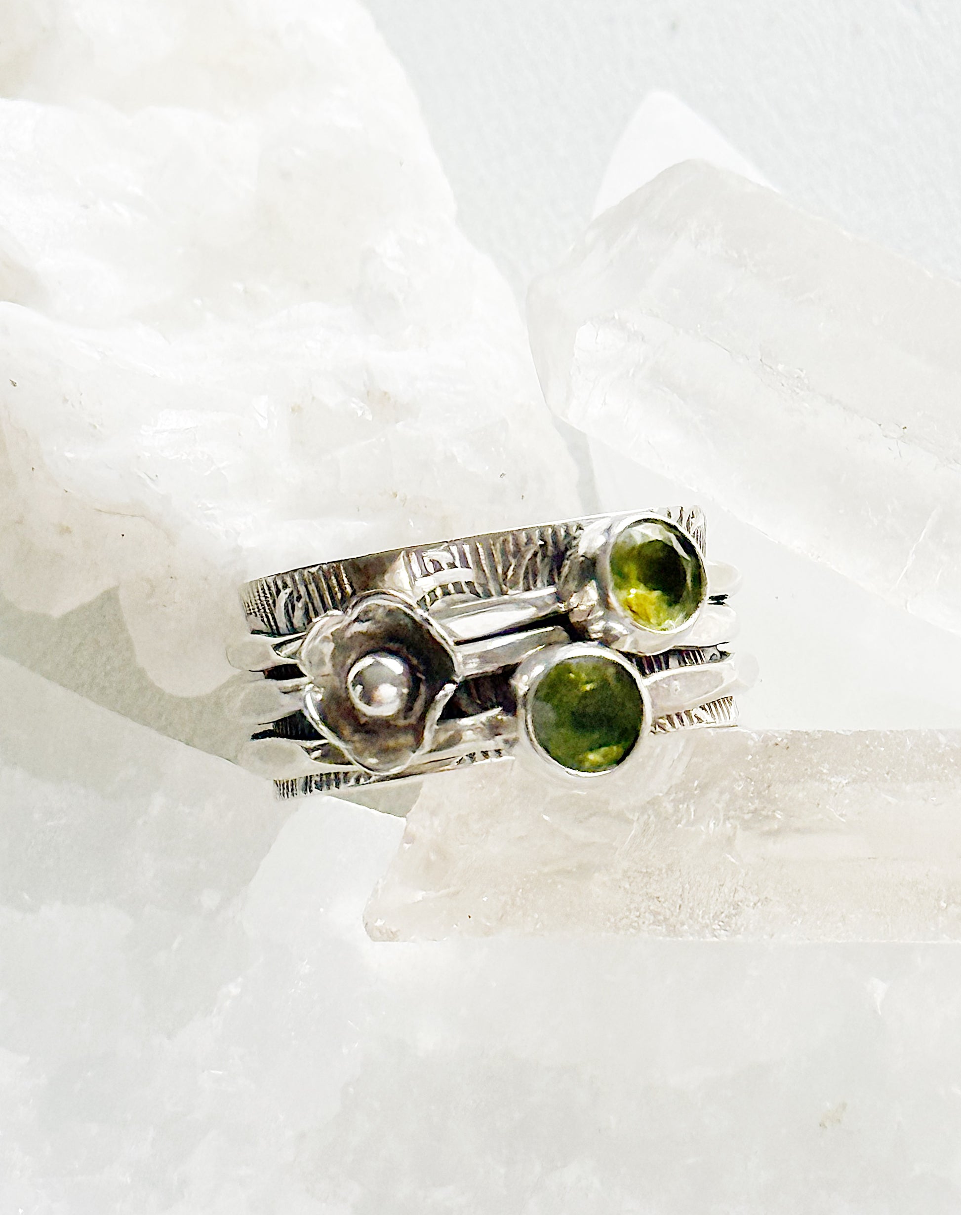 Sidabrinis žiedas su peridotu “Žydėjimas” / 18 dydis