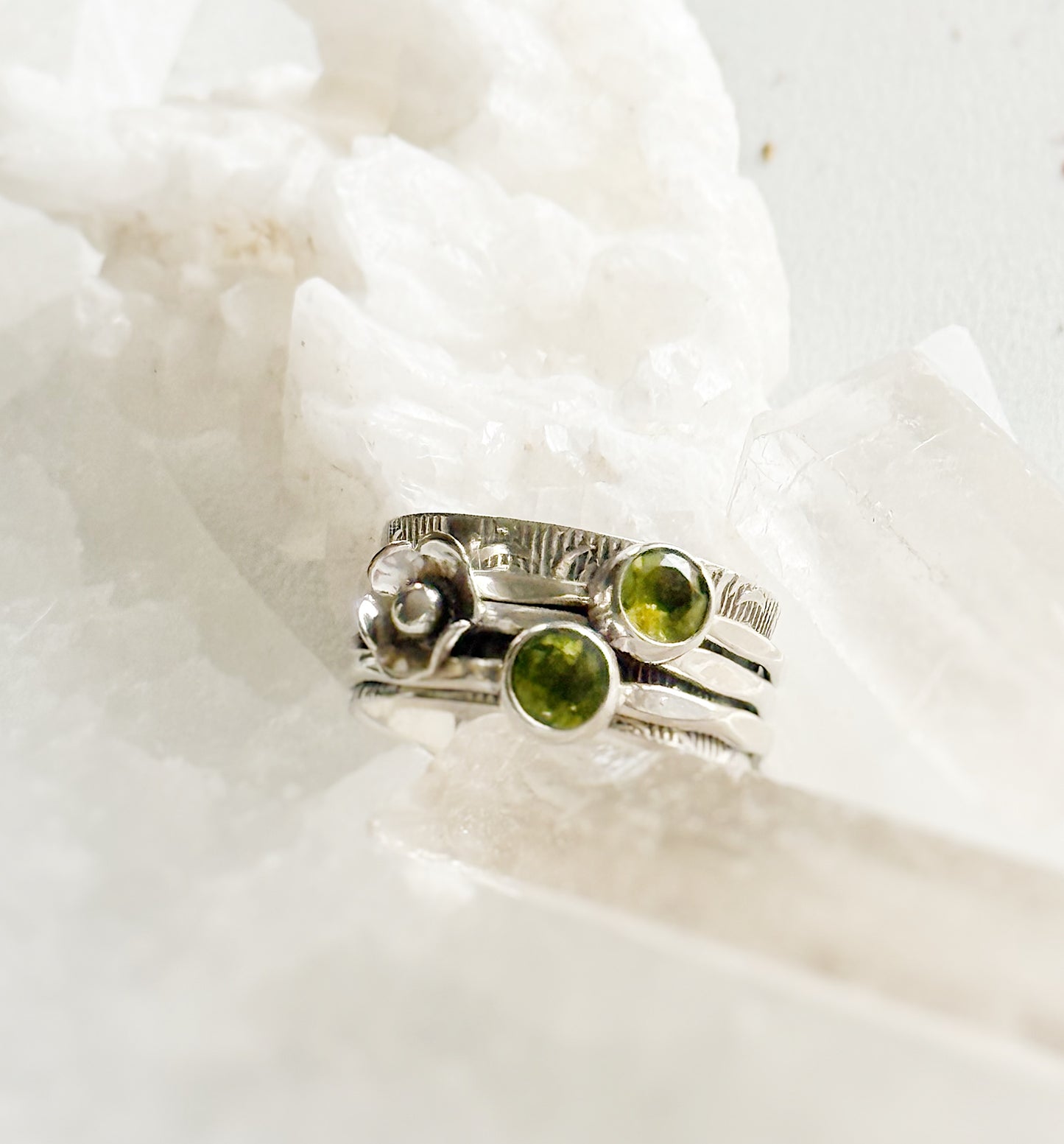 Sidabrinis žiedas su peridotu “Žydėjimas” / 18 dydis