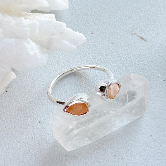 Sidabrinis žiedas su persikiniu mėnulio akmeniu “Lašeliai”