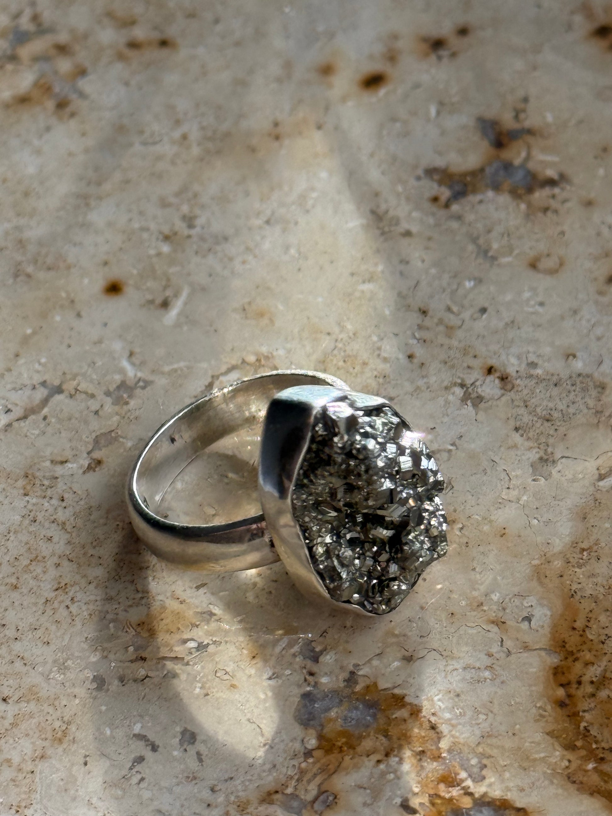 Sidabrinis žiedas su piritu “Energija” / 15 dydis