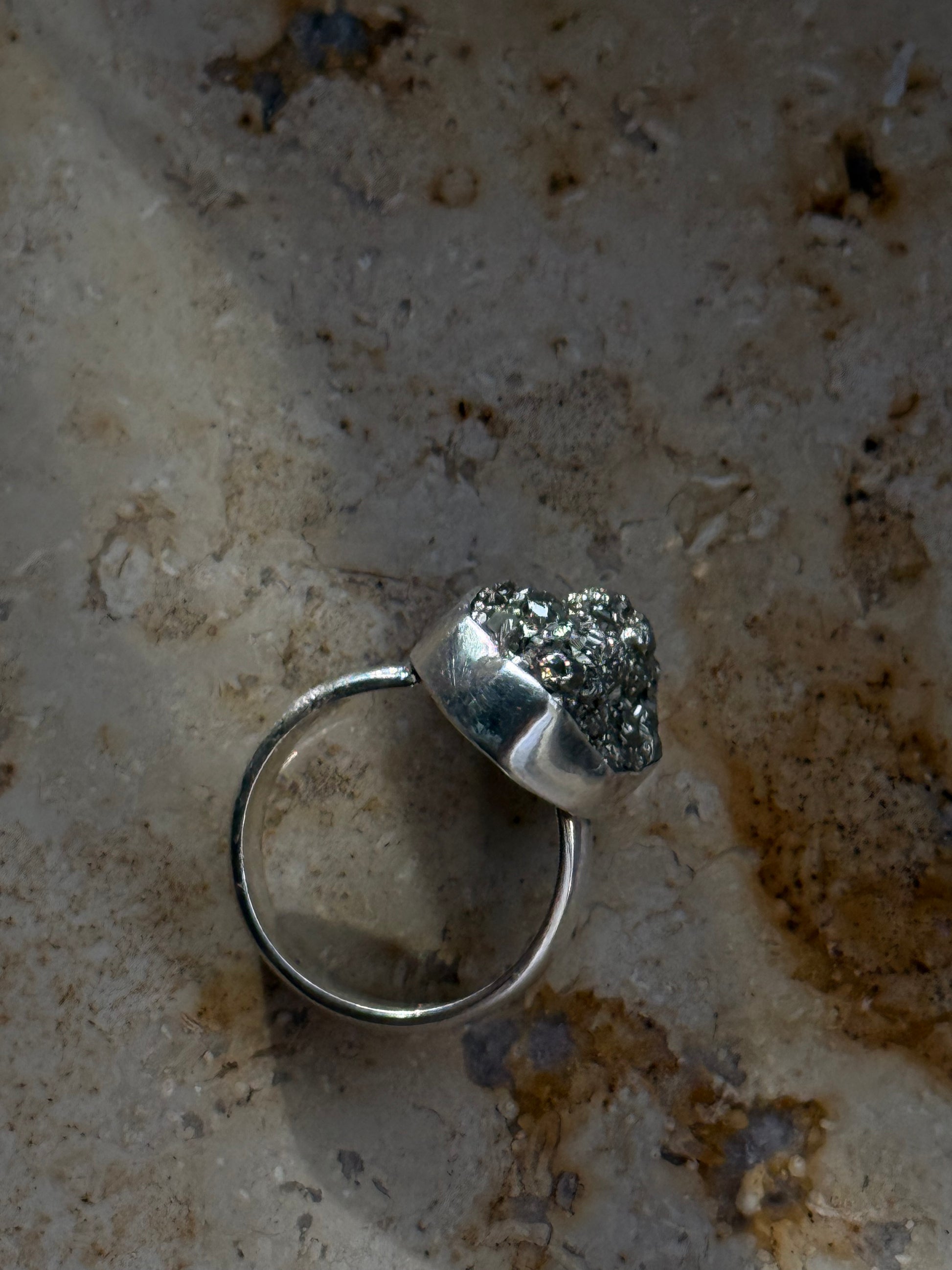 Sidabrinis žiedas su piritu “Energija” / 15 dydis