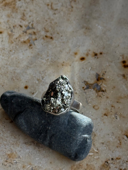 Sidabrinis žiedas su piritu “Energija” / 15 dydis