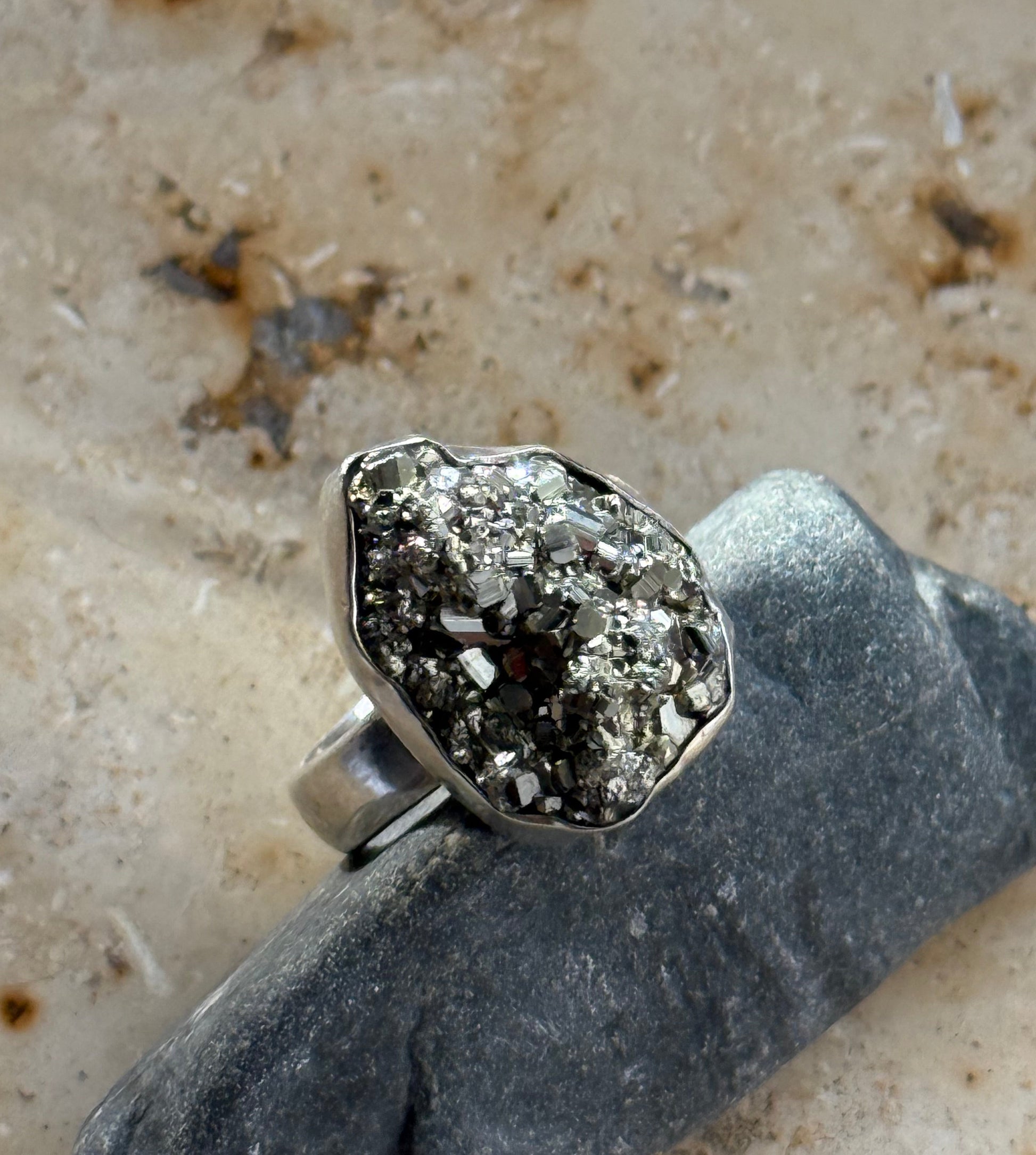 Sidabrinis žiedas su piritu “Energija” / 15 dydis