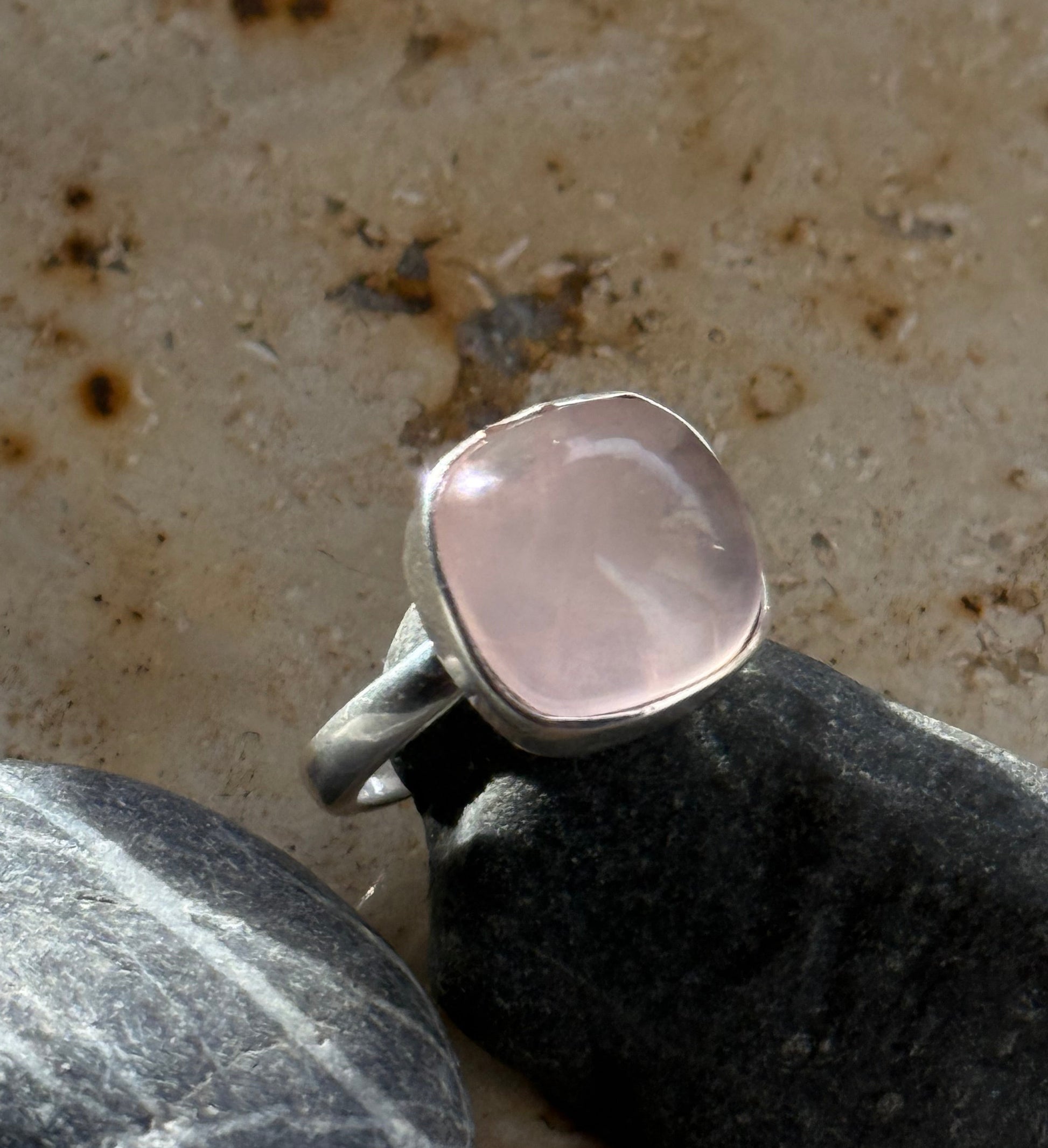 Sidabrinis žiedas su rožiniu kvarcu / 16 dydis