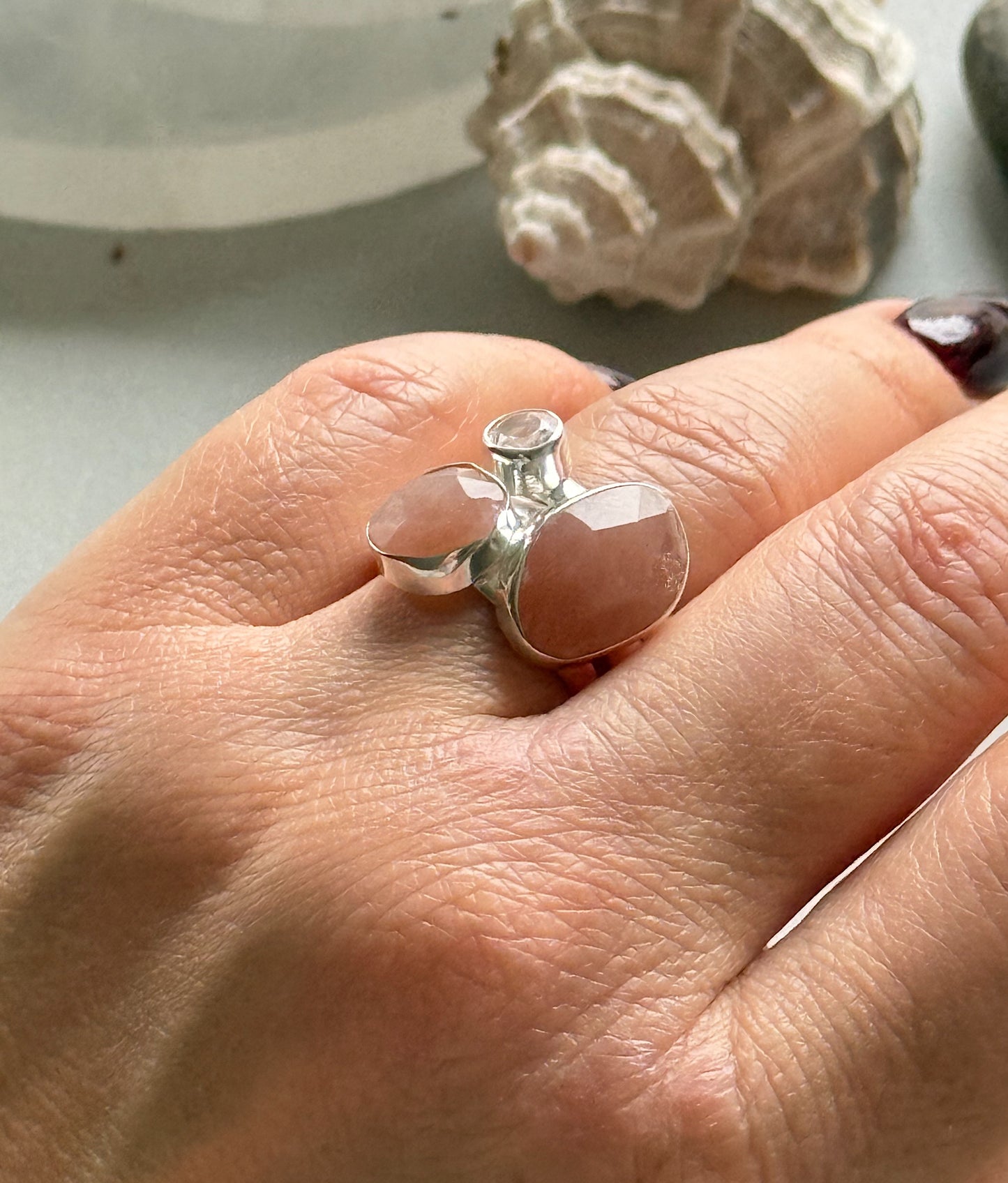 Sidabrinis žiedas su rožiniu kvarcu ir persikiniu mėnulio akmeniu / 18 dydis