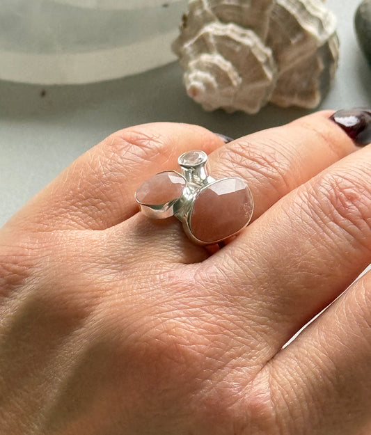 Sidabrinis žiedas su rožiniu kvarcu ir persikiniu mėnulio akmeniu / 18 dydis