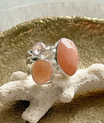 Sidabrinis žiedas su rožiniu kvarcu ir persikiniu mėnulio akmeniu / 18 dydis