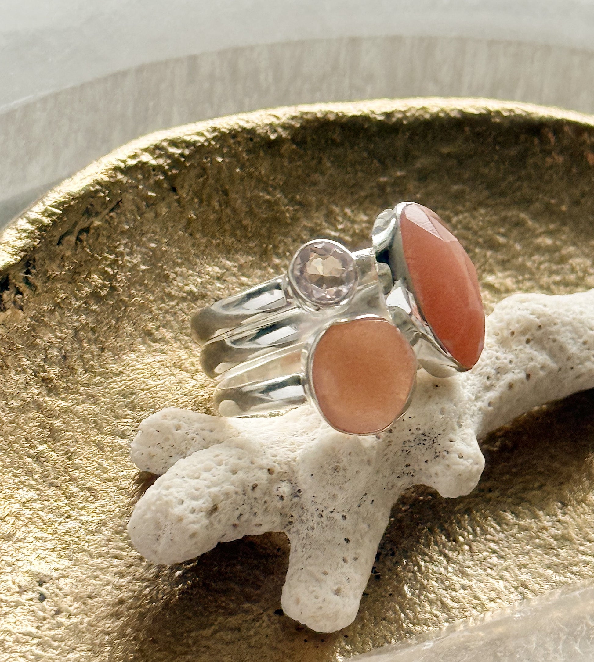 Sidabrinis žiedas su rožiniu kvarcu ir persikiniu mėnulio akmeniu / 18 dydis