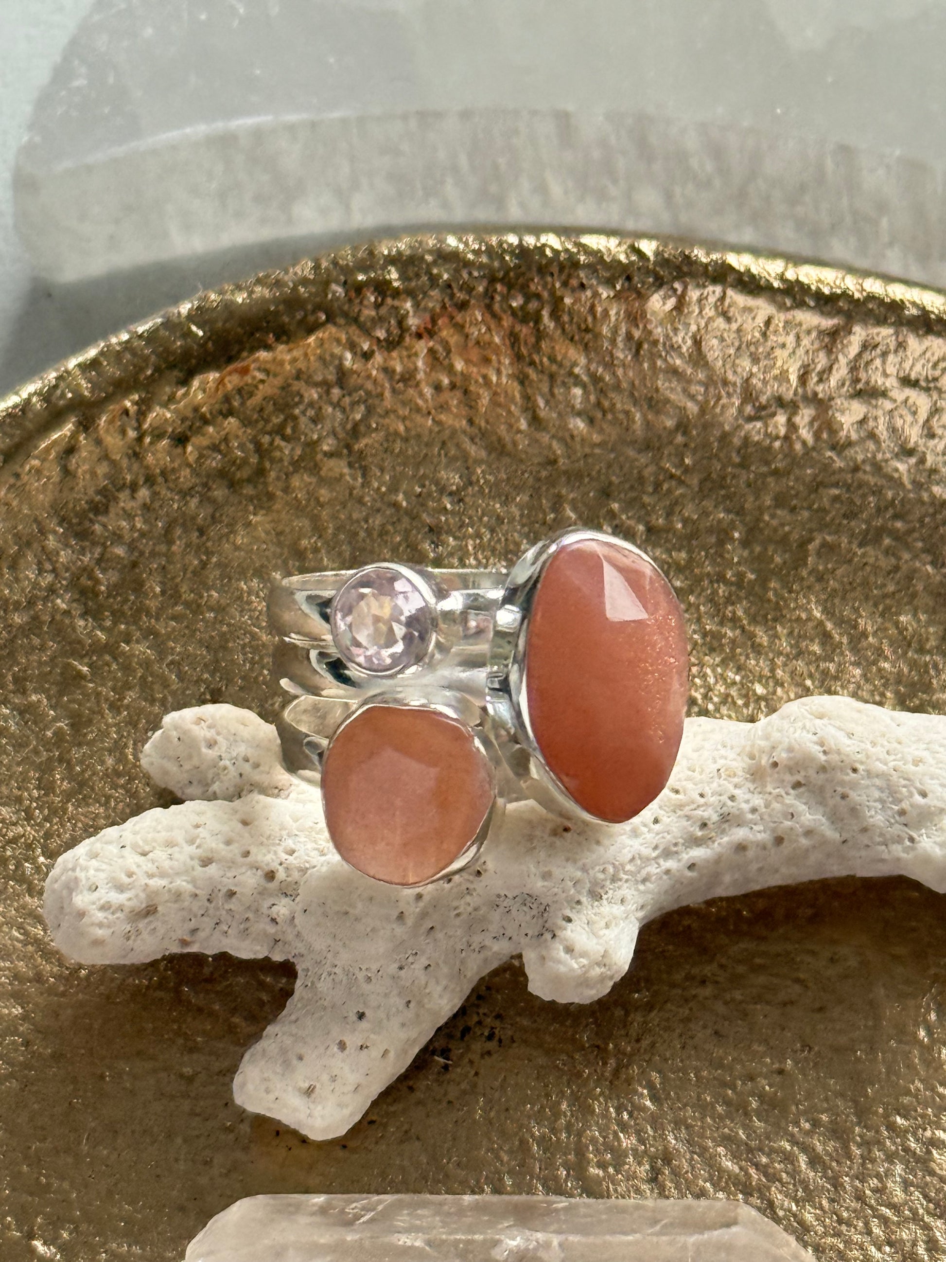 Sidabrinis žiedas su rožiniu kvarcu ir persikiniu mėnulio akmeniu / 18 dydis