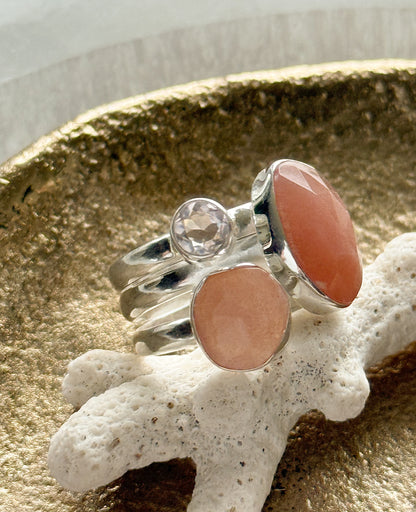 Sidabrinis žiedas su rožiniu kvarcu ir persikiniu mėnulio akmeniu / 18 dydis