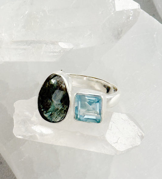 Sidabrinis žiedas su samanų Kianitu ir Topazu / 16 dydis