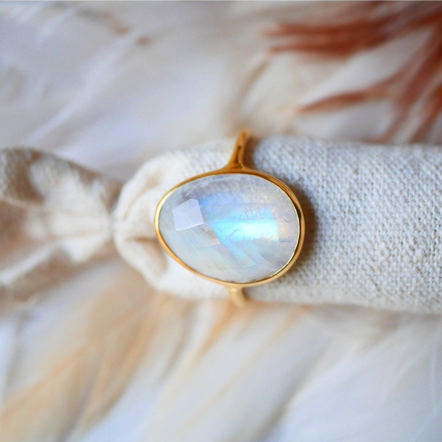 Žiedas su Mėnulio akmeniu “Deivė”