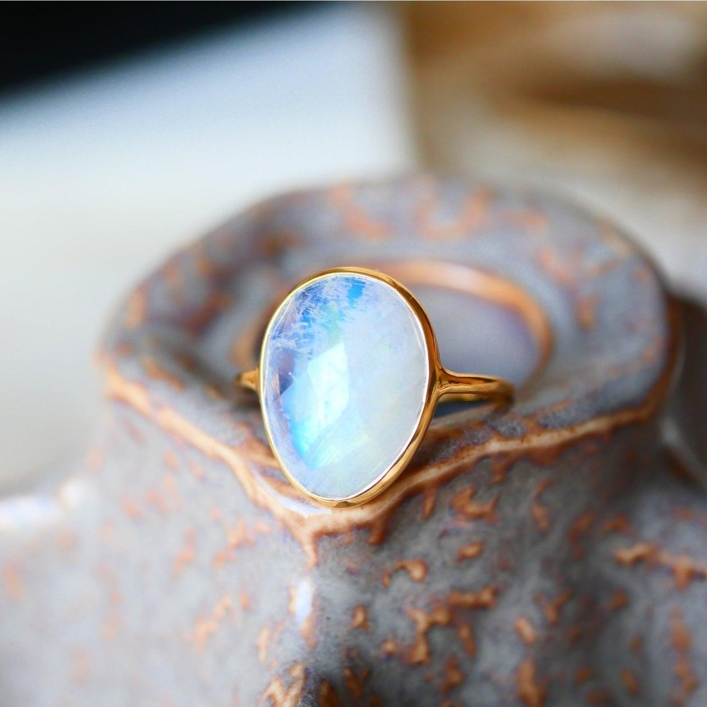 Žiedas su Mėnulio akmeniu “Deivė”