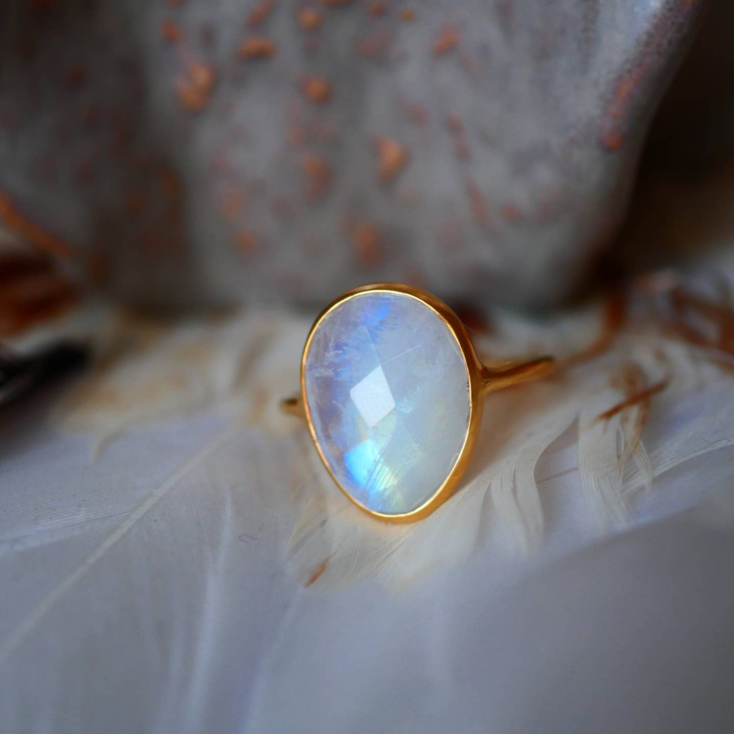 Žiedas su Mėnulio akmeniu “Deivė”