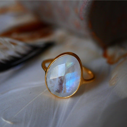 Žiedas su Mėnulio akmeniu “Deivė”