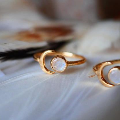 Žiedas su Mėnulio akmeniu “Luna”