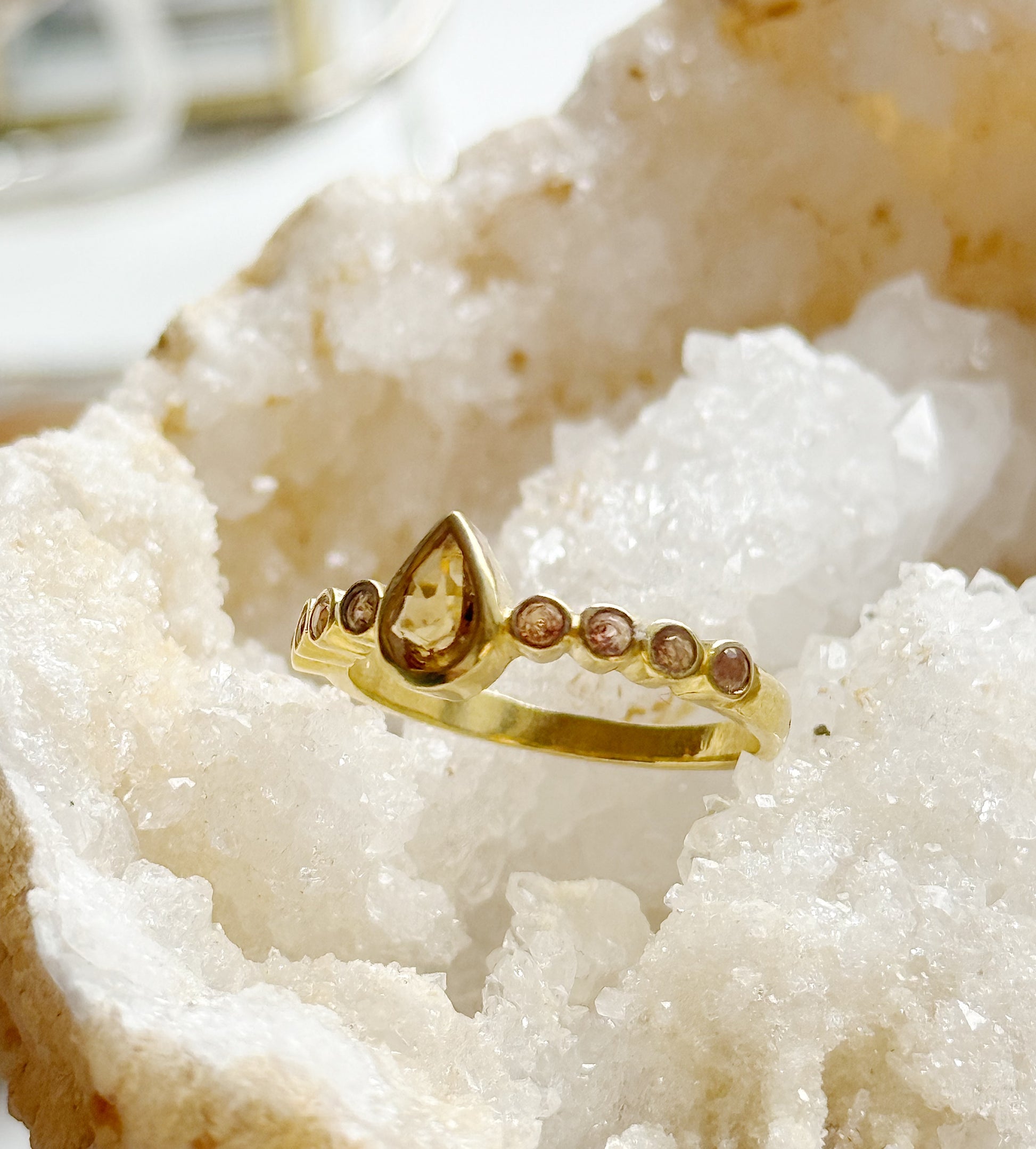 Žiedas su citrino kristalais