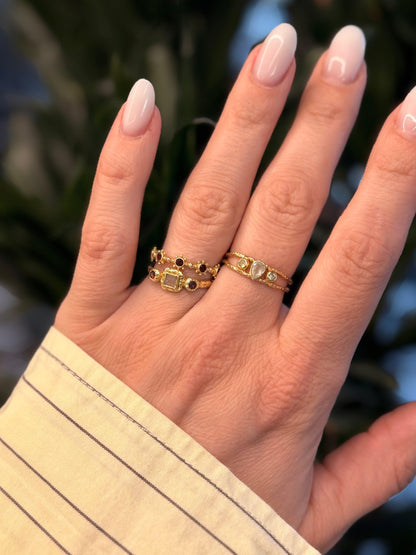 Žiedas su granato ir persikinio mėnulio akmens kristalais