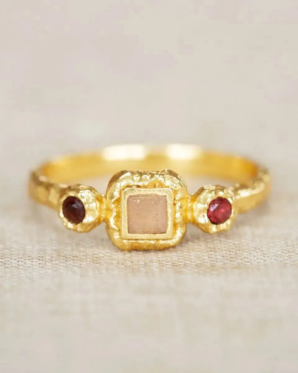 Žiedas su granato ir persikinio mėnulio akmens kristalais