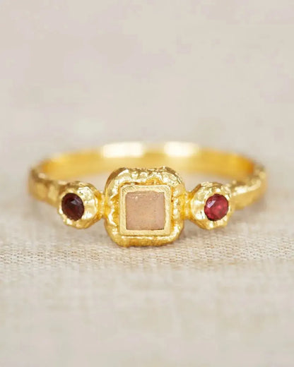 Žiedas su granato ir persikinio mėnulio akmens kristalais