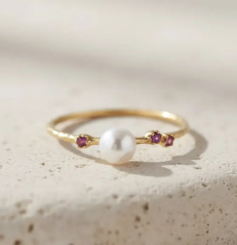 Žiedas su rodolitu ir perlu