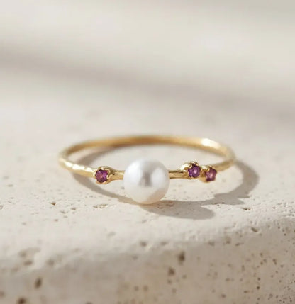 Žiedas su rodolitu ir perlu