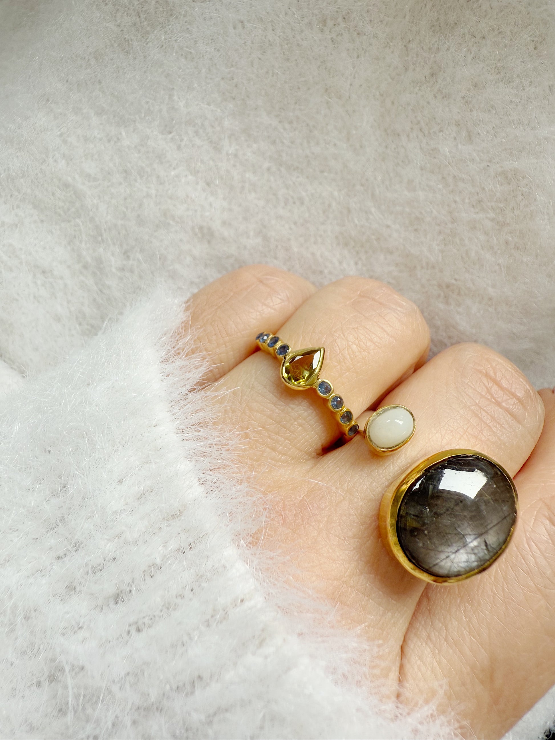 Žiedas su turmalinu ir safyrais