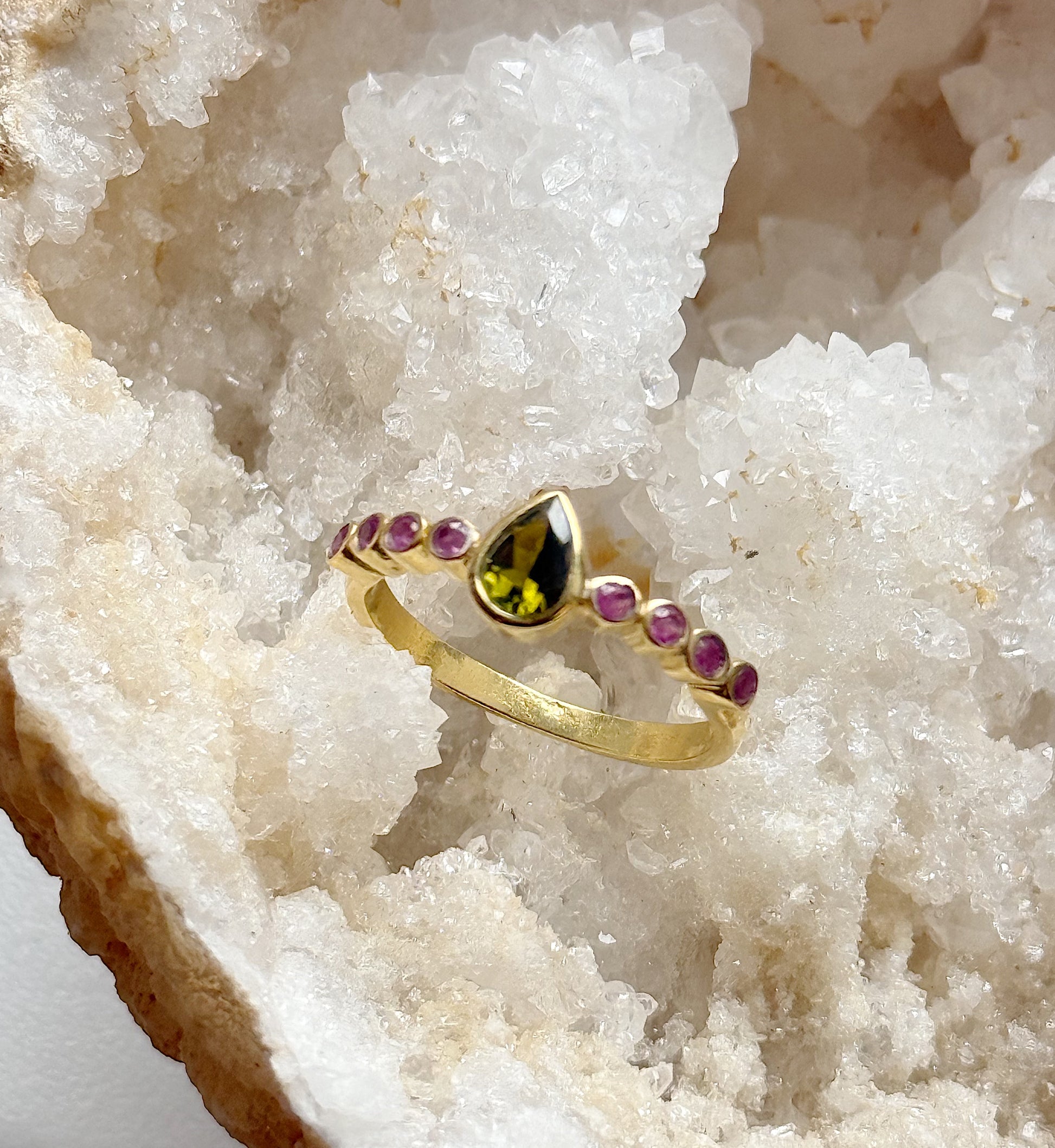 Žiedas su turmalinu ir safyrais