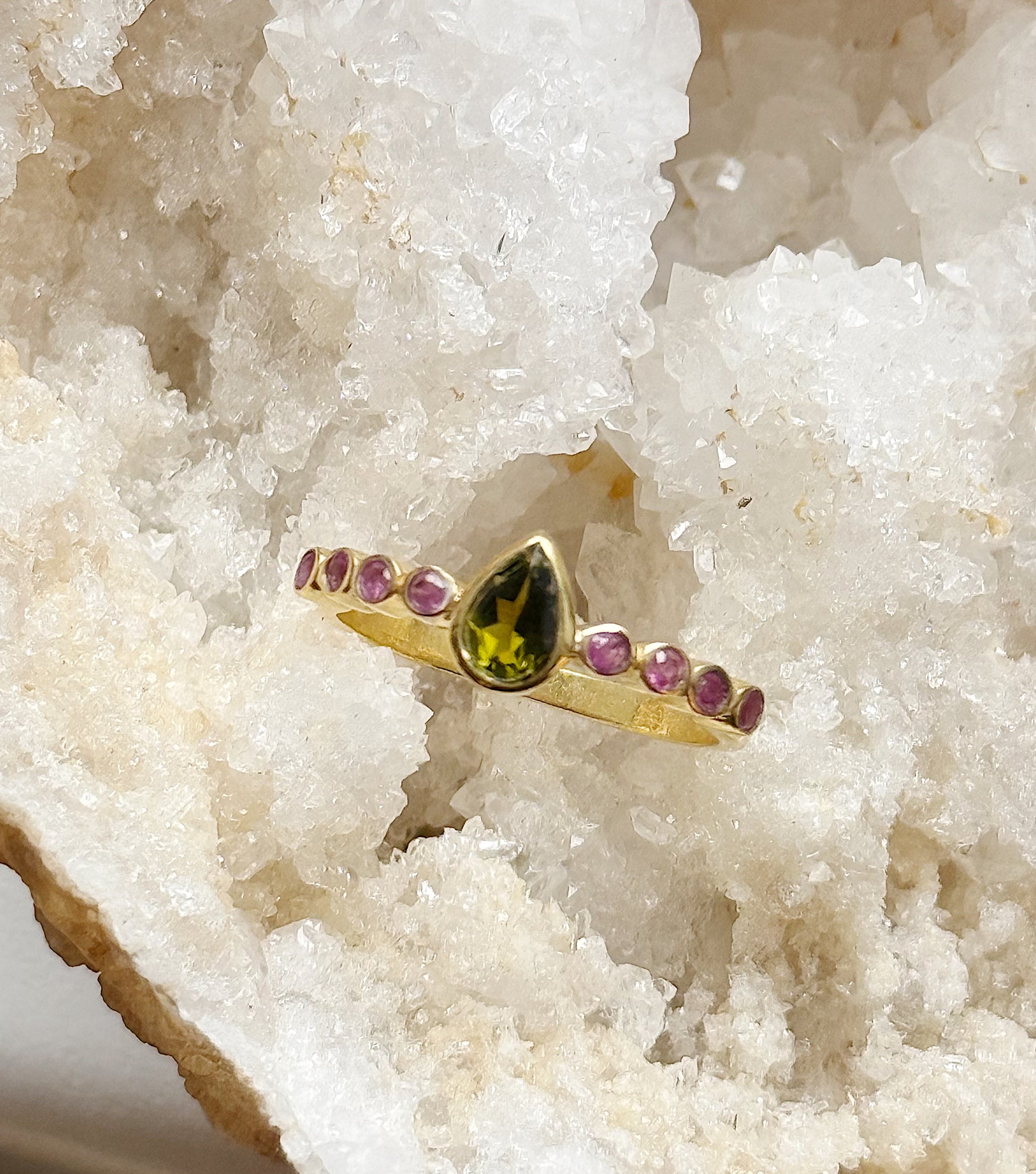 Žiedas su turmalinu ir safyrais