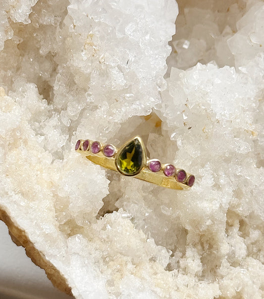 Žiedas su turmalinu ir safyrais