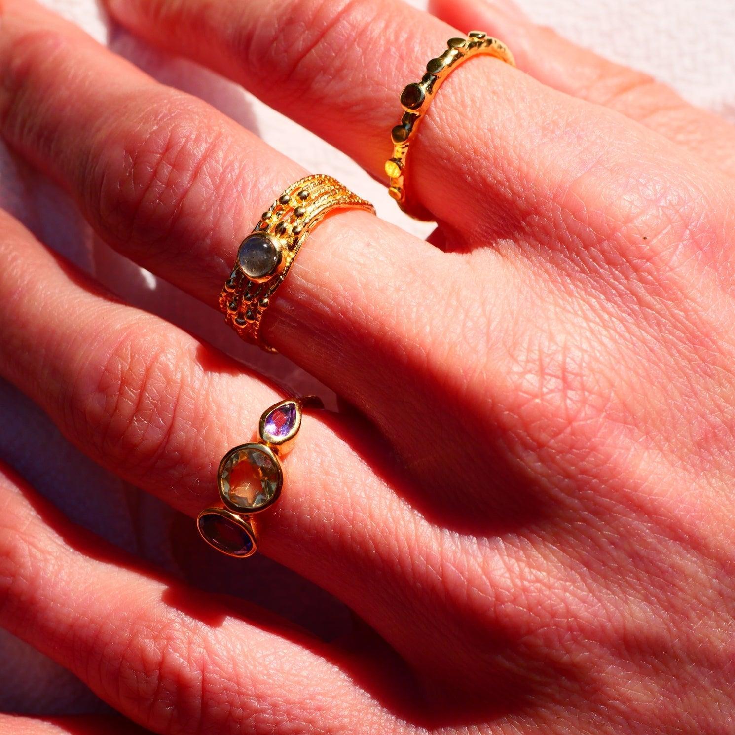 Žiedas su žaliuoju oniksu