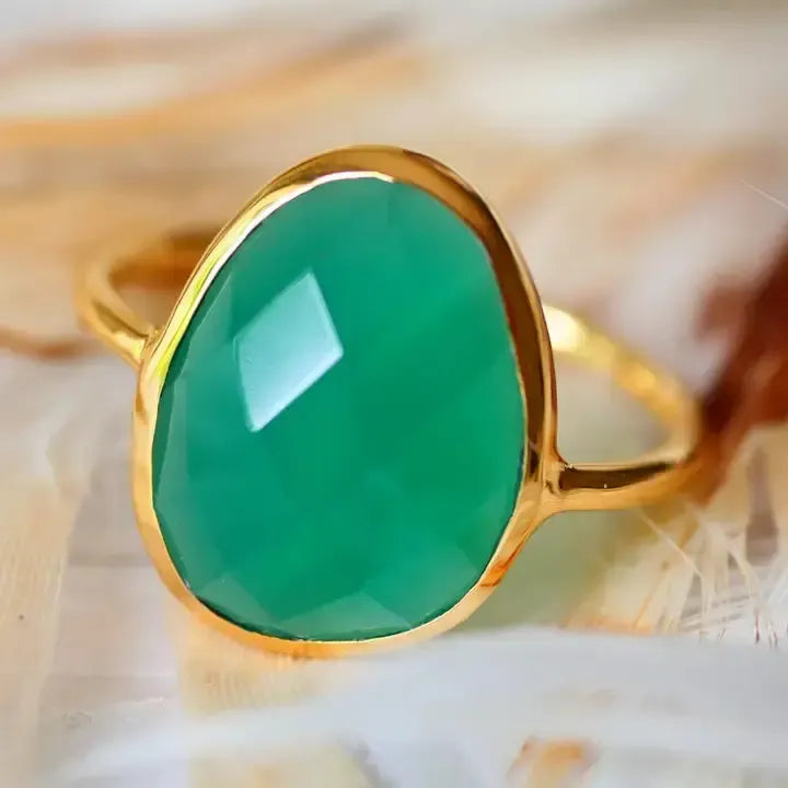 Ring with green onyx