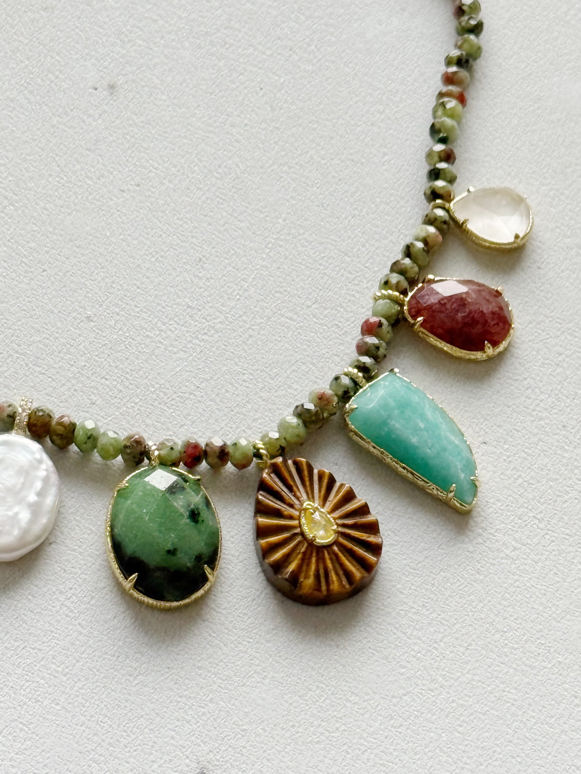 Zoisito rubino kaklo vėrinys "Talismanai"