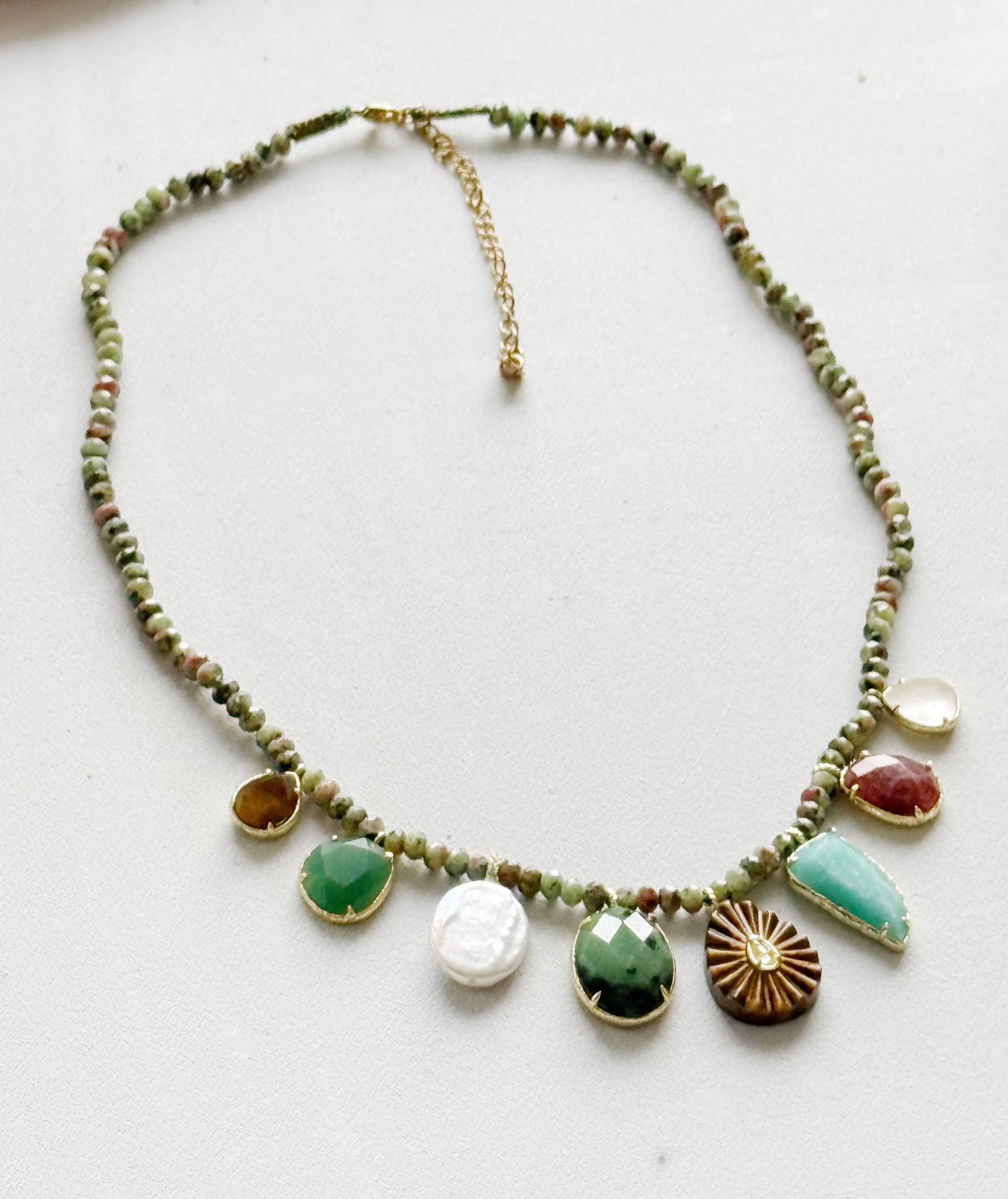 Zoisito rubino kaklo vėrinys "Talismanai"