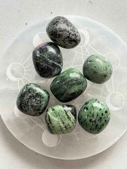 Zoisito rubino kristalas