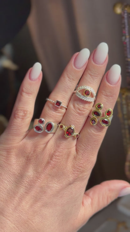 Sidabrinis žiedas su Granatais “Trio”