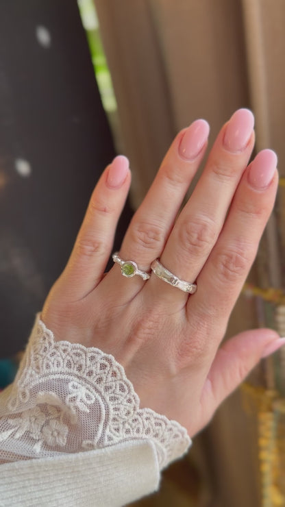 Sidabrinis žiedas su Peridotu